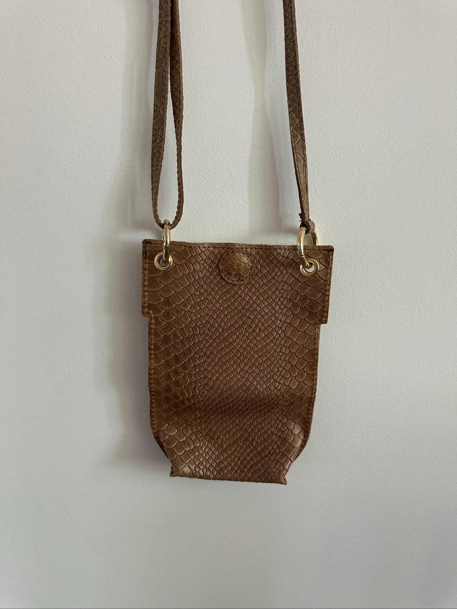 Sac à main bandoulière en cuir gravé serpent / Sac à téléphone en cuir marron – photo 3